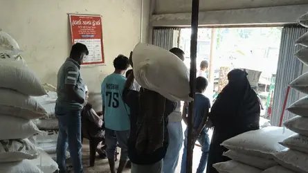 রামুর বাজারে সারের পর্যাপ্ত মজুদ, নির্ধারিত দামে বিক্রি নিশ্চিতের উদ্যোগ