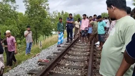 রামুতে ট্রেনে কাটা পড়ে মাইক্রোবাস চালকের মৃত্যু