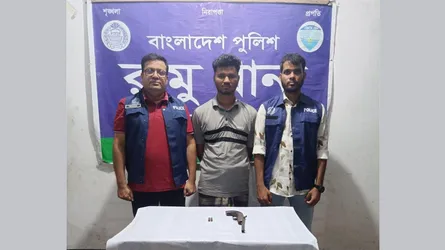 রামুতে দেশীয় তৈরি অস্ত্র ও গুলিসহ যুবক গ্রেফতার