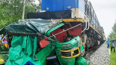 কক্সবাজারে অটোরিকশায় ট্রেনের ধাক্কা : একই পরিবারে চারজনসহ নিহত ৫