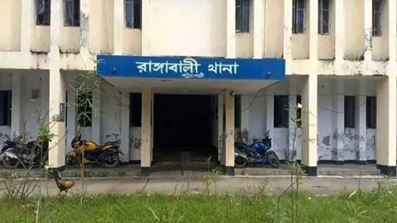 রাঙ্গাবালীতে গাছ থেকে পড়ে কাঠুরিয়া মৃত্যু