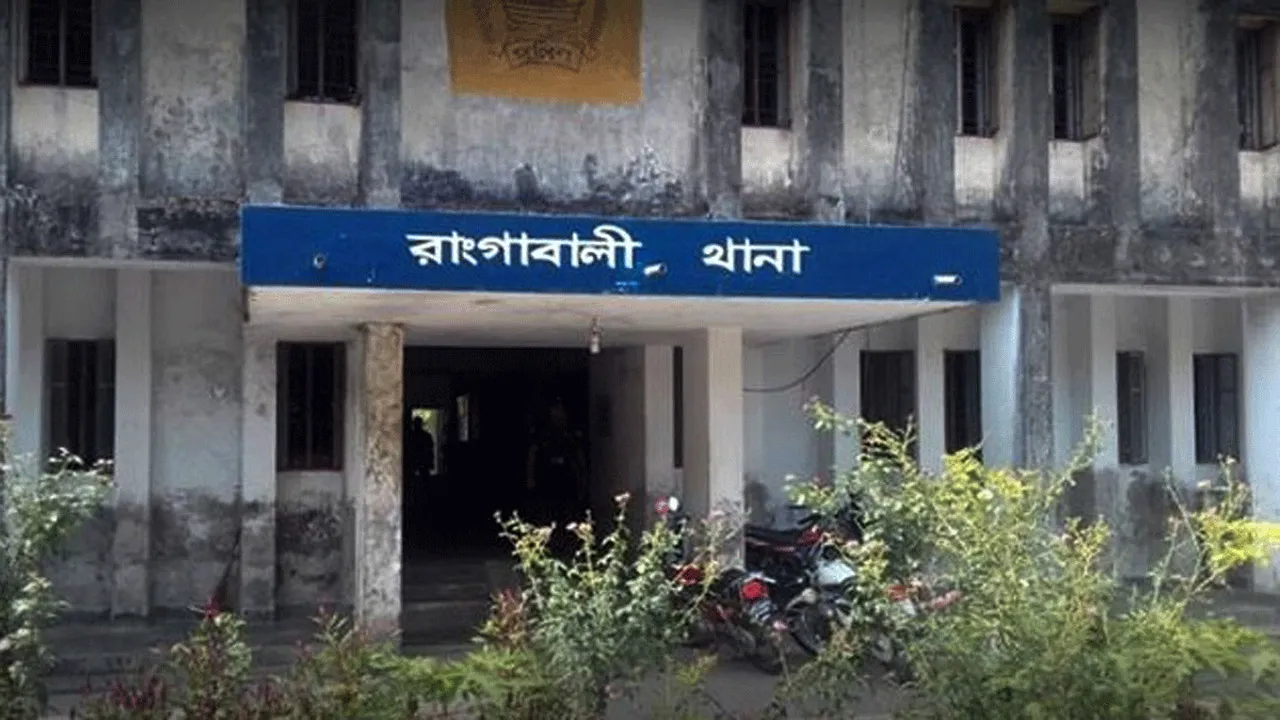 রাঙ্গাবালীতে ঘরে মিললো স্বামী-স্ত্রীর লাশ, চিরকুট ঘিরে ‘রহস্য’