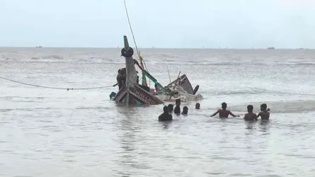 বঙ্গোপসাগরে ট্রলারডুবিতে ৯ জনকে জীবিত উদ্ধার, নিখোঁজ ৩ জেলে