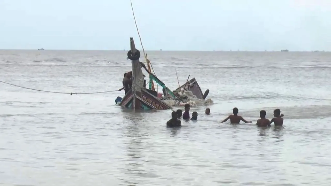 বঙ্গোপসাগরে ট্রলারডুবিতে ৯ জনকে জীবিত উদ্ধার, নিখোঁজ ৩ জেলে