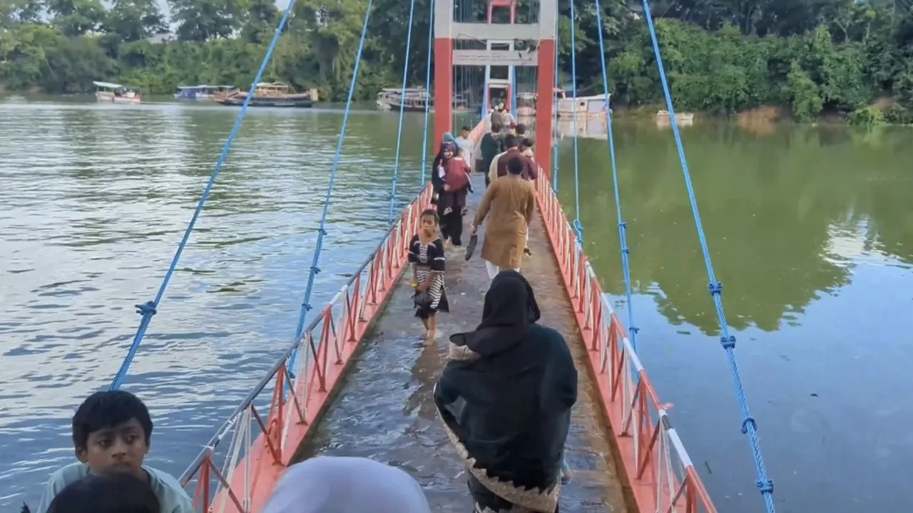 রাঙ্গামাটিতে পানিতে ডুবে গেছে ঝুলন্ত সেতু, রাতে খুলছে বাঁধের গেট