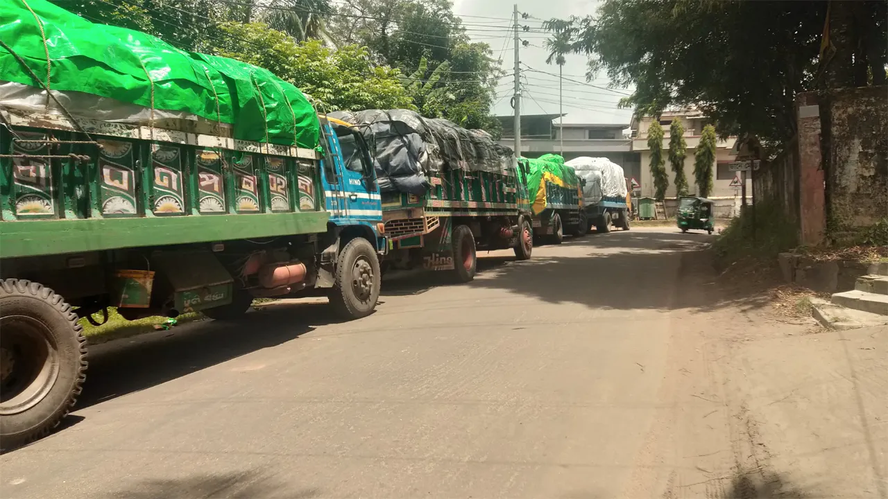 রাঙ্গামাটি শহরের রাস্তাগুলো ট্রাকস্ট্যান্ডে পরিণত!
