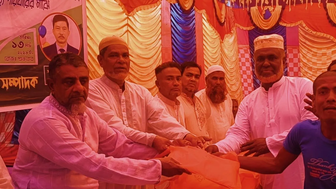 লংগদুতে ৩০০ পরিবারের মাঝে ঈদ উপহার বিতরণ