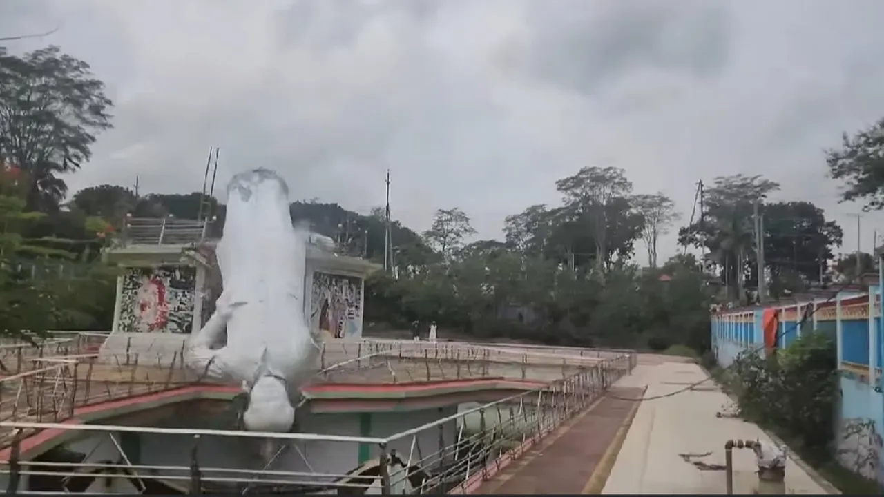 রাঙ্গামাটিতে ভেঙ্গে ফেলা হলো শেখ মুজিবুরের ভাস্কর্য