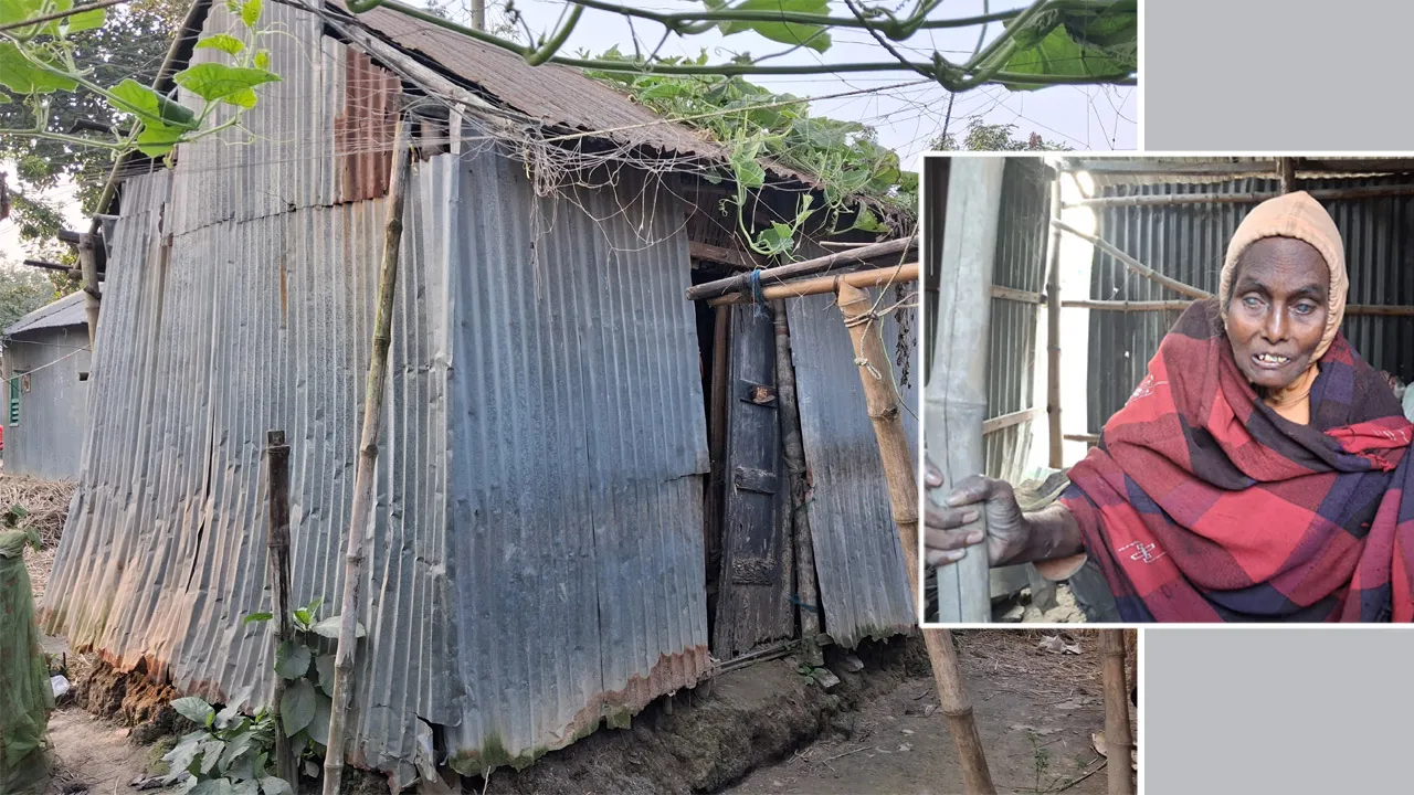 জরাজীর্ণ ঘরে অনাহারে দিন কাটছে রায়গঞ্জের অন্ধ হাজেরা খাতুনের