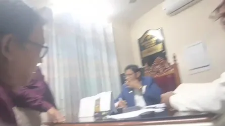 নিজ কক্ষে পরিচালক আমির আলীর ধূমপানের ভিডিও ভাইরাল