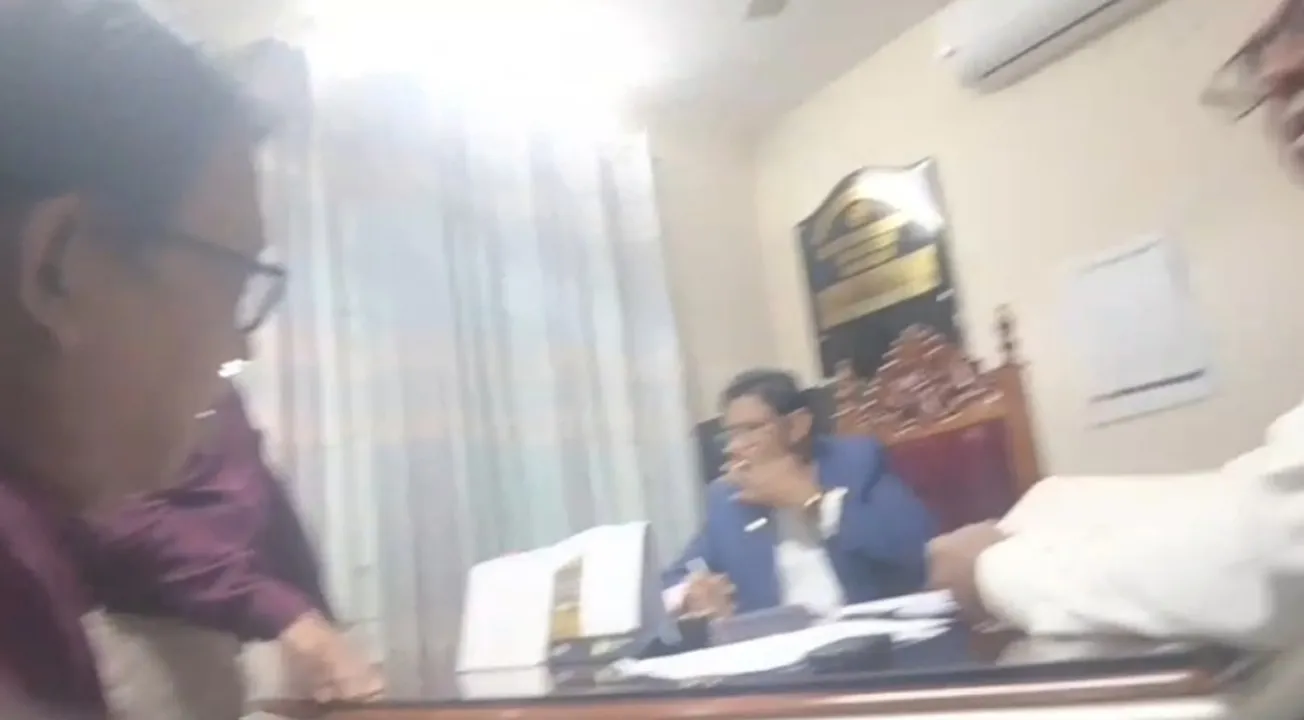 নিজ কক্ষে পরিচালক আমির আলীর ধূমপানের ভিডিও ভাইরাল