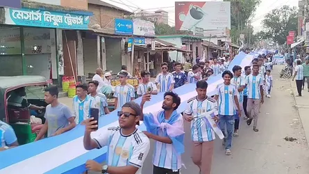 পীরগঞ্জে ৩০০ হাত পতাকা নিয়ে আর্জেন্টিনা সমর্থকদের র‌্যালি