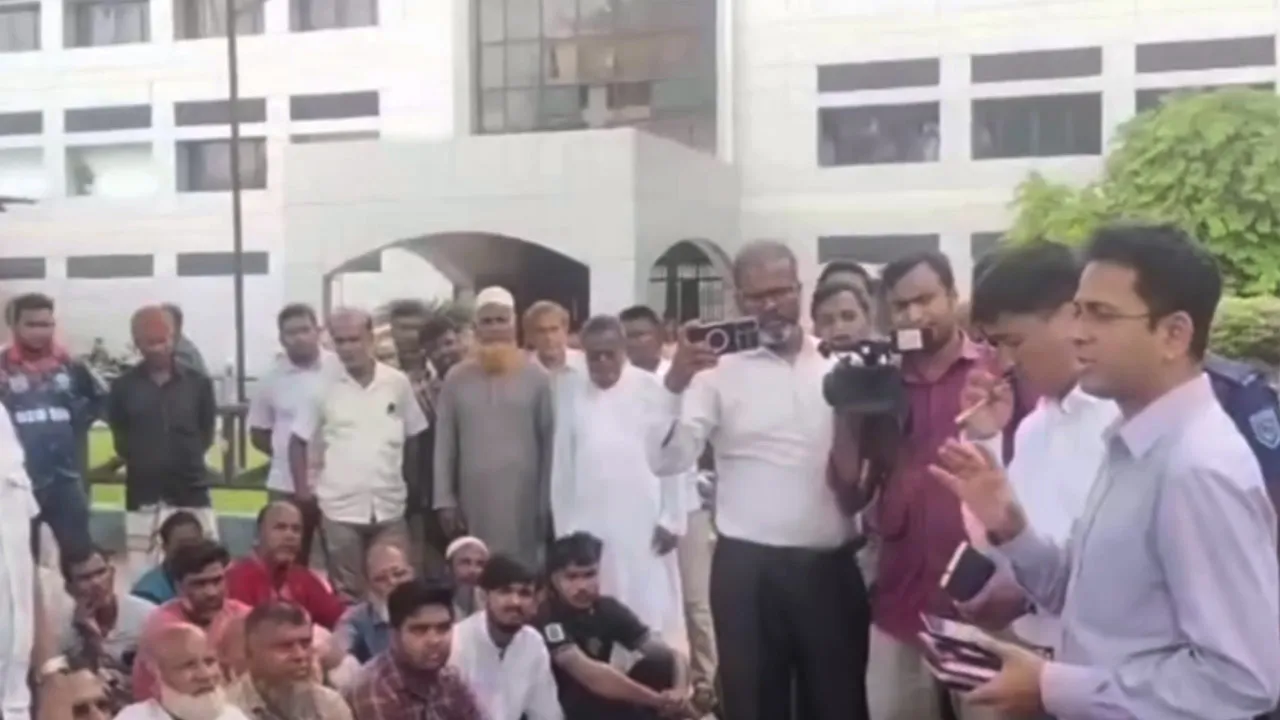 রংপুরে হিমাগারের ভাড়া কমানোর দাবিতে আলু চাষীদের অনশন