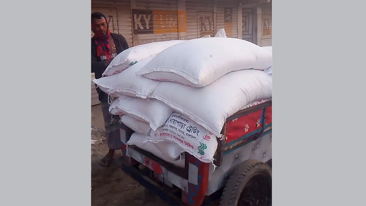 পীরগাছায় কালোবাজারিতে বিক্রি হওয়া সার আটক