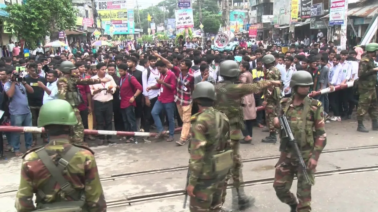 রংপুরে ৩৭ দফা দাবিতে কারমাইকেল কলেজ শিক্ষার্থীদের রেলপথ অবরোধ