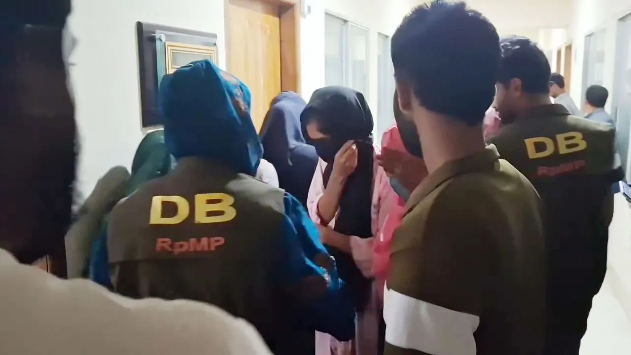 রংপুরে সিনেমা হলের ছোট রুমে অনৈতিক কর্মকাণ্ড, ১৯ নারীসহ আটক ৩৭