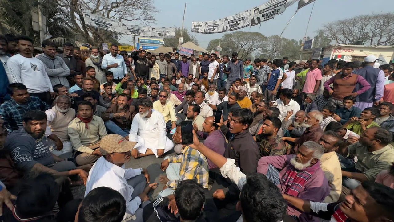 রংপুরে ভোট পুনর্গণনার দাবিতে বিএনপি নেতাকর্মীদের অবরোধ বিক্ষোভ