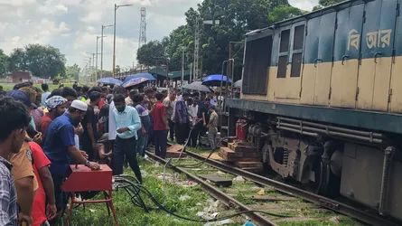 রংপুরে বুড়িমারী লোকাল ট্রেন লাইনচ্যুত : চালকের তৎপরতায় রক্ষা