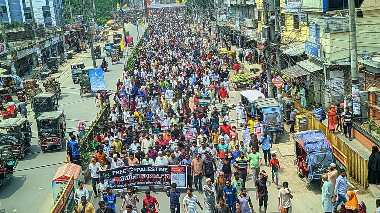 আধাবেলা দোকান বন্ধ রেখে রংপুরে ব্যবসায়ীদের প্রতিবাদ
