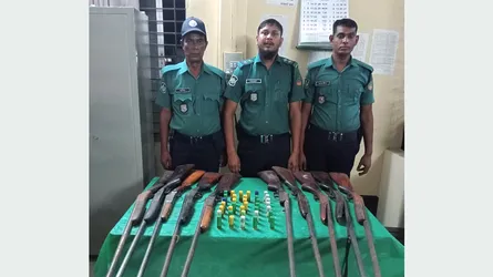 রংপুরে দশটি আগ্নেয়াস্ত্র ও ৩৬ রাউন্ড গুলি উদ্ধার করেছে পুলিশ
