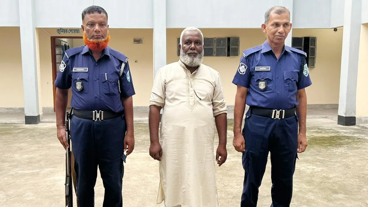 টিসিবি কার্ডে ঘুষের অভিযোগে রংপুরে ইউপি চেয়ারম্যান গ্রেফতার