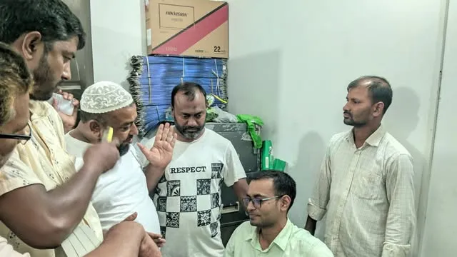 সরকার নির্ধারিত ভাড়ার চেয়ে বেশি আদায়ের অভিযোগে রংপুরে হিমাগার ঘেরাও