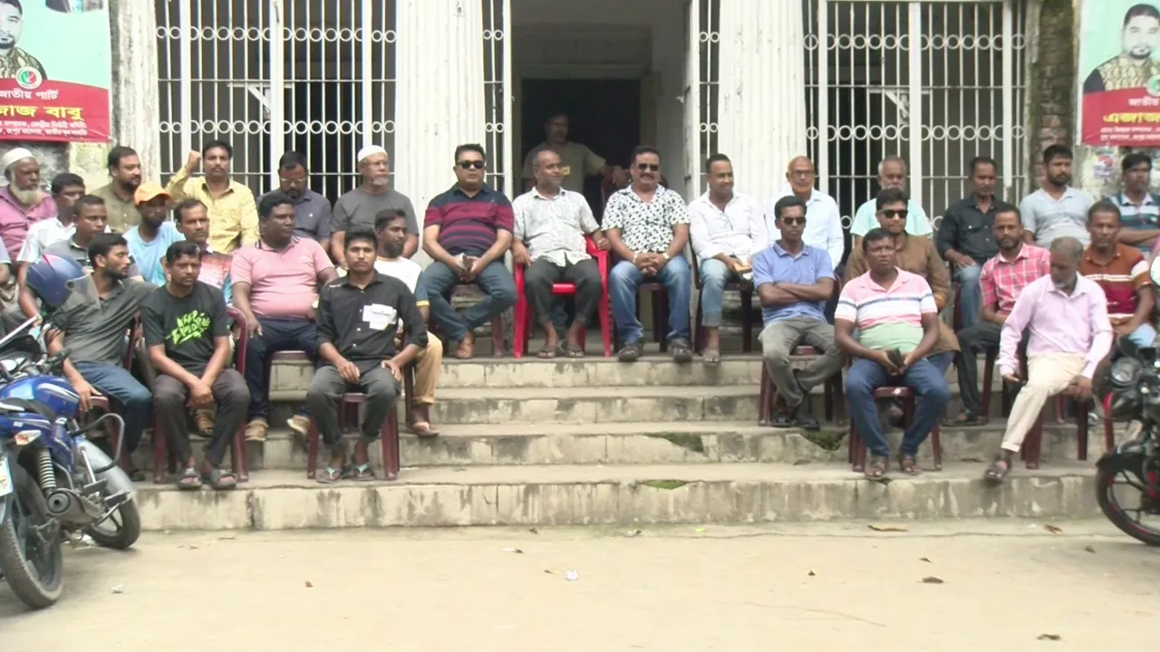 রংপুরে জাতীয় পার্টির কার্যালয়ে নেতাকর্মীদের অবস্থান