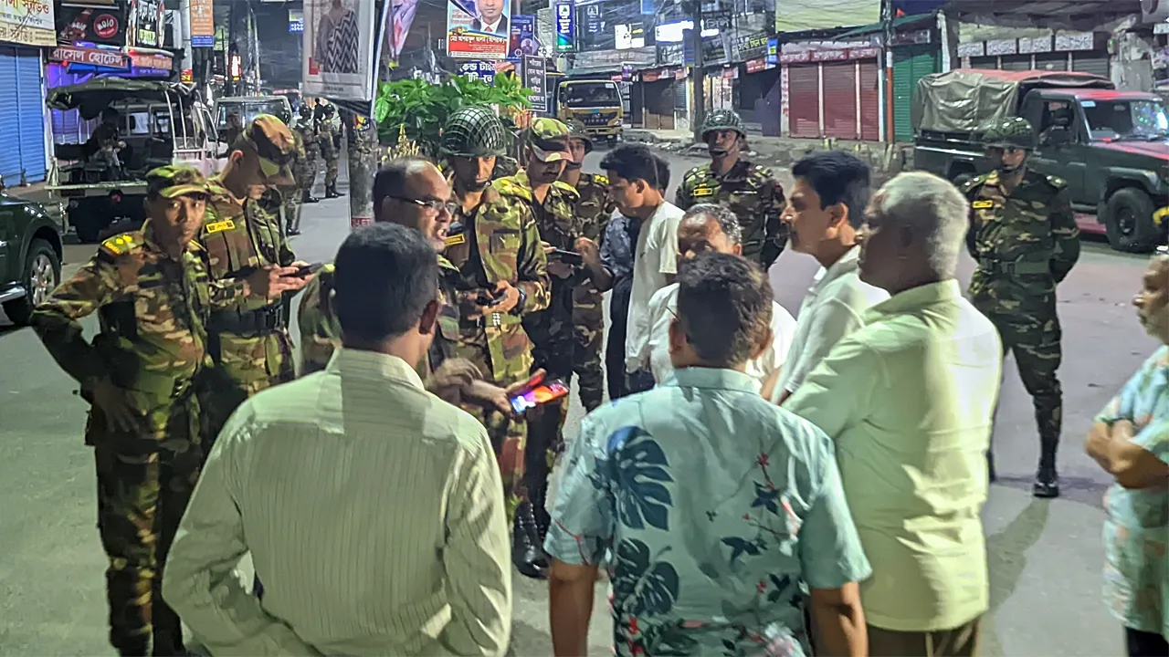 রংপুরে গভীর রাতে সেনা সদস্যদের জেরার মুখে এনসিপি-বিএনপি