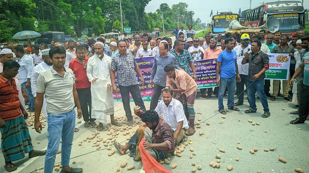 রংপুরে হিমাগারের ভাড়া বৃদ্ধির প্রতিবাদে মহাসড়কে আলু ঢেলে বিক্ষোভ