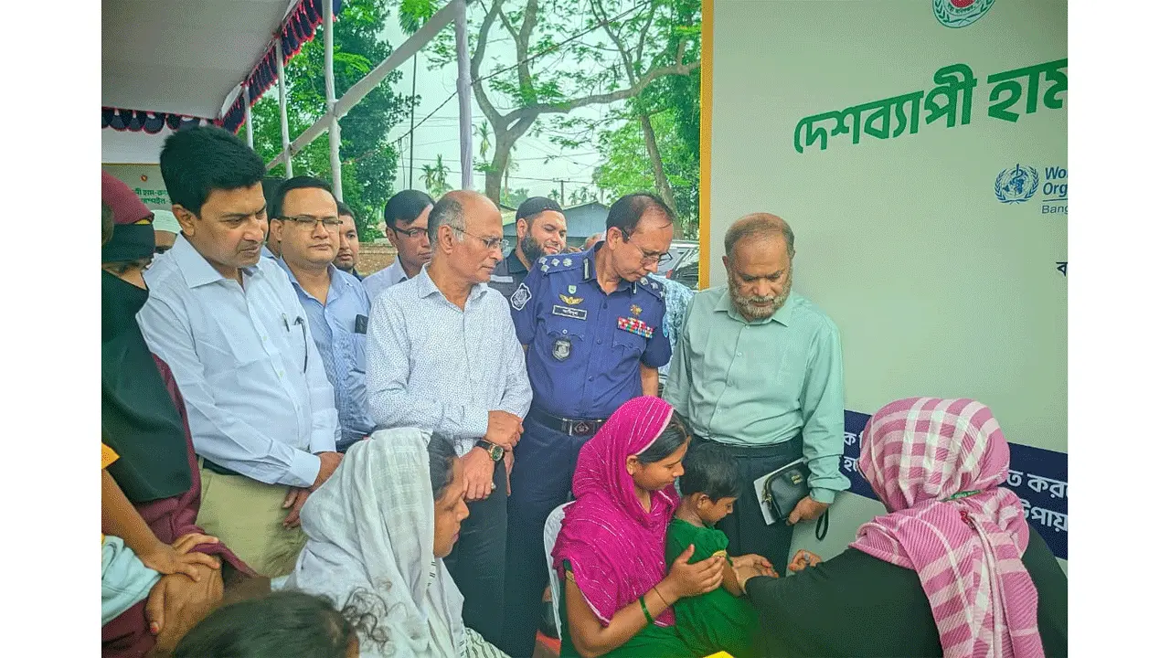 শিশুদের খাইয়ে টিকা কেন্দ্রে আনার পরামর্শ রংপুর বিভাগীয় কমিশনারের