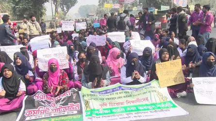 রংপুরে কৃষি ডিপ্লোমা শিক্ষার্থীদের মহাসড়ক অবরোধ : ক্লাস পরীক্ষা বর্জন