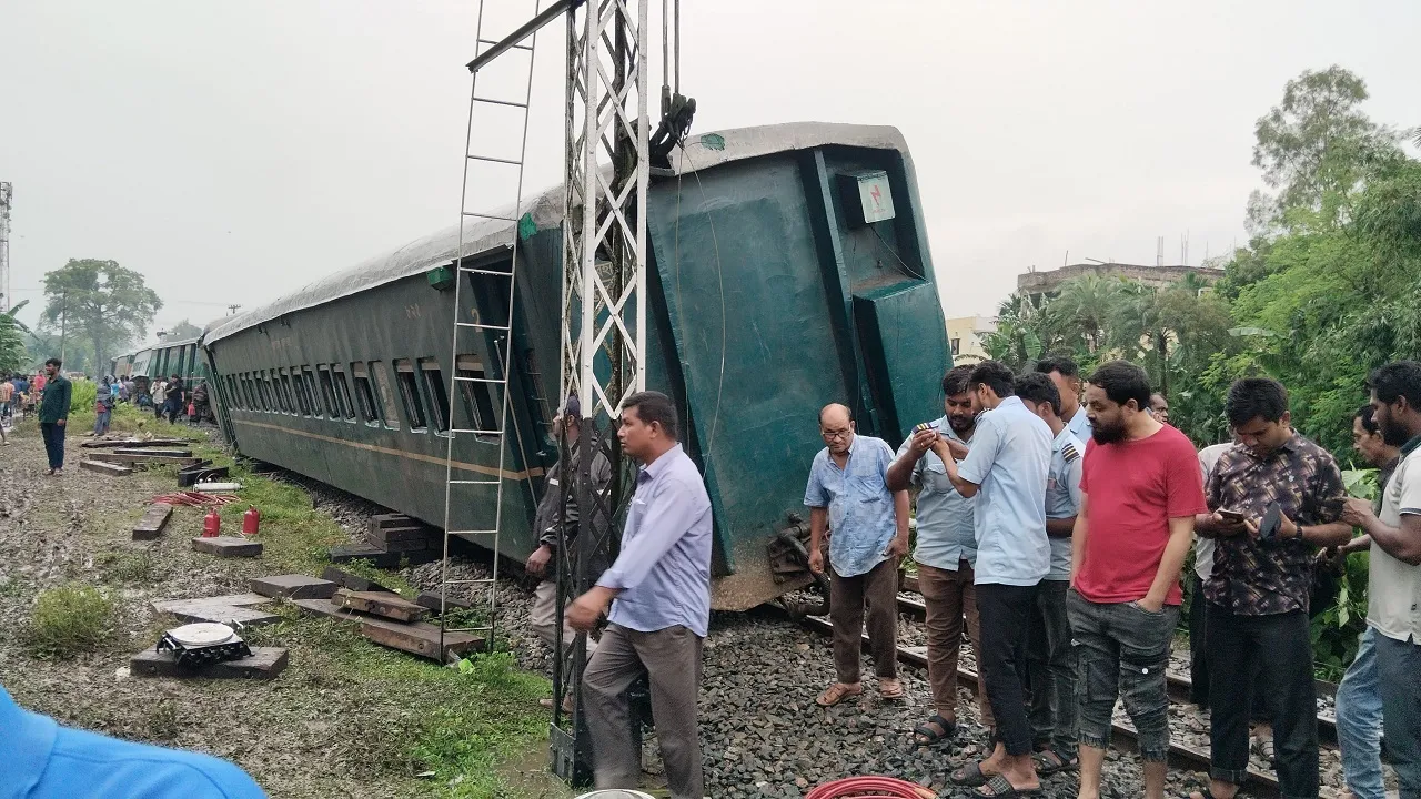 উদ্ধার হয়নি রংপুরে লাইনচ্যুত পদ্মরাগ ট্রেন, সারাদেশে যোগাযোগ বন্ধ