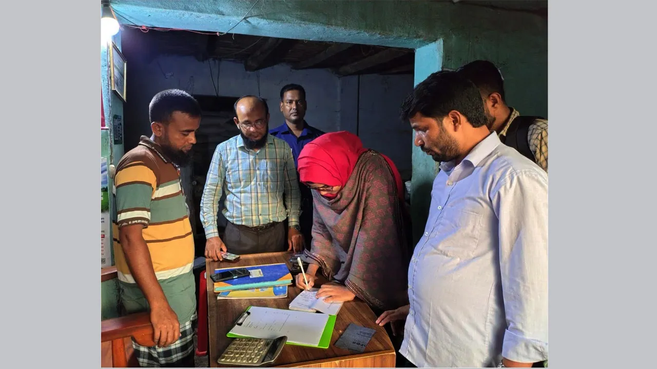 রাণীনগরে বেশি দামে সার বিক্রি : দুই ডিলারকে জরিমানা