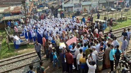 রাণীনগরে রেলগেটের যানজট নিরসনের দাবিতে মানববন্ধন