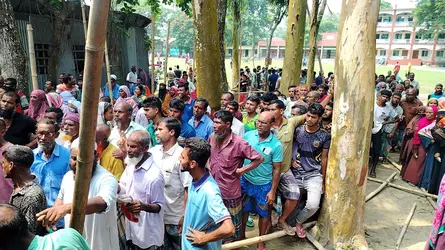রৌমারীতে দ্বিতীয় দিনেও সারের জন্য উপচে পড়া ভিড়