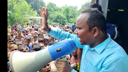 রৌমারীতে সার নিতে কৃষকের ভিড়, উত্তেজনা