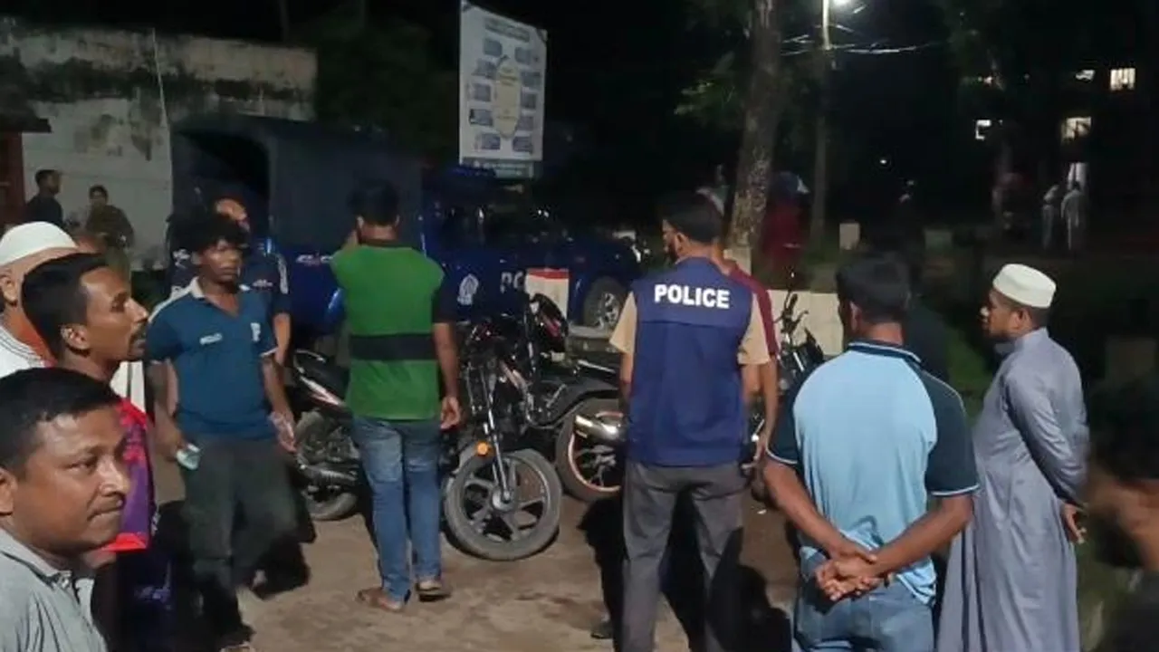 রাজাপুর হাসপাতালে আনসার সদস্যের সাথে রোগীর স্বজনদের মারামারি