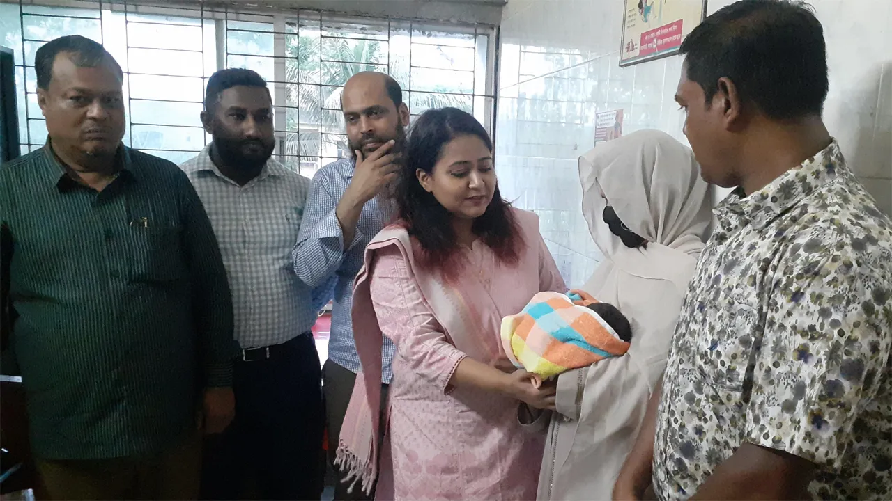 রাজাপুরের সেই নবজাতককে নিঃসন্তান দম্পতির কাছে হস্তান্তর