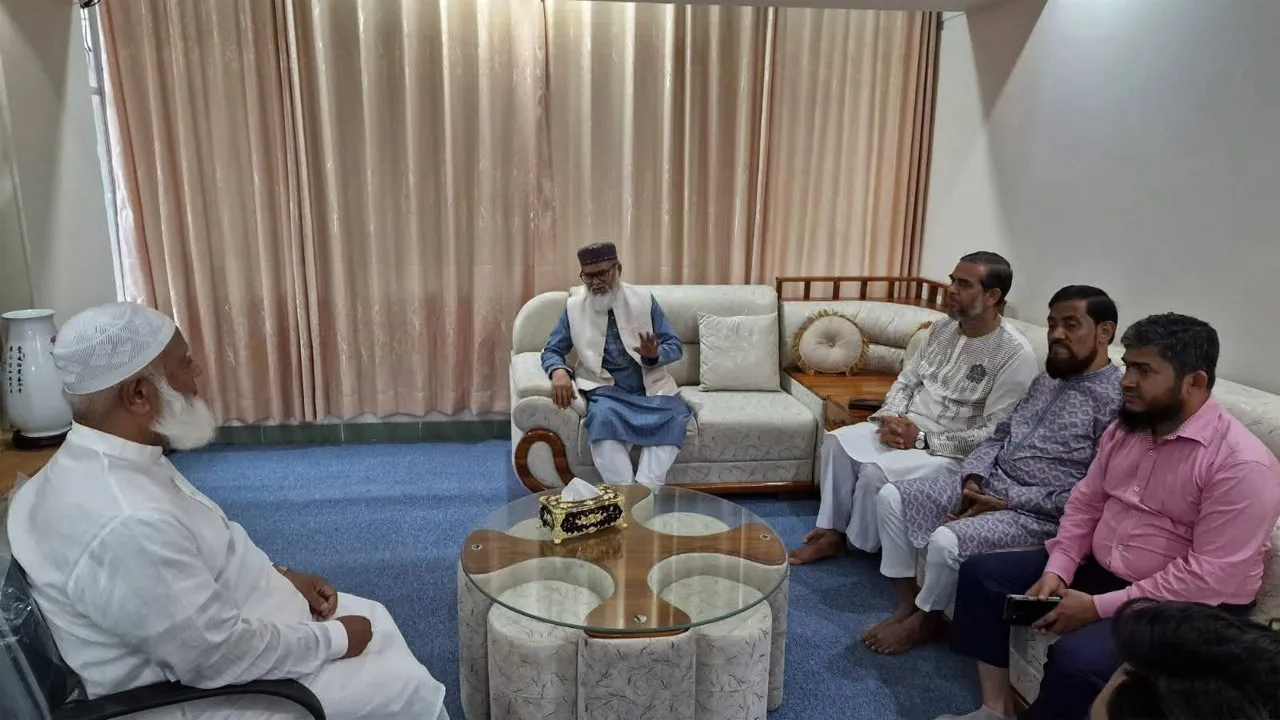 জামায়াত আমিরের অসুস্থতার খবর শুনে বাসায় গিয়ে খোঁজ নিলেন ধর্ম উপদেষ্টা