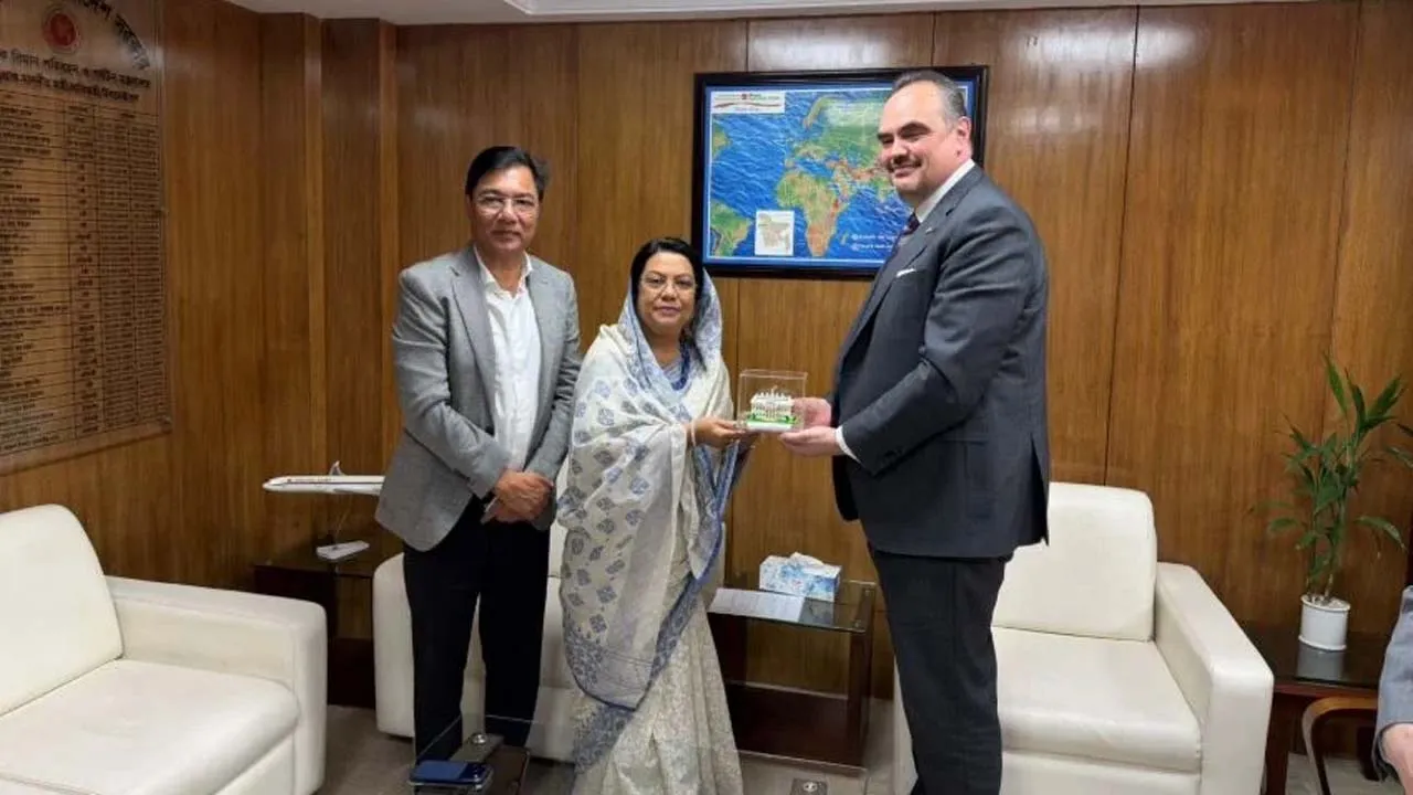মধ্যপ্রাচ্যে ফ্লাইট বিপর্যয়ে অপতথ্য এড়াতে যাত্রীদের সতর্ক থাকার আহ্বান বিমান ও পর্যটন মন্ত্রীর