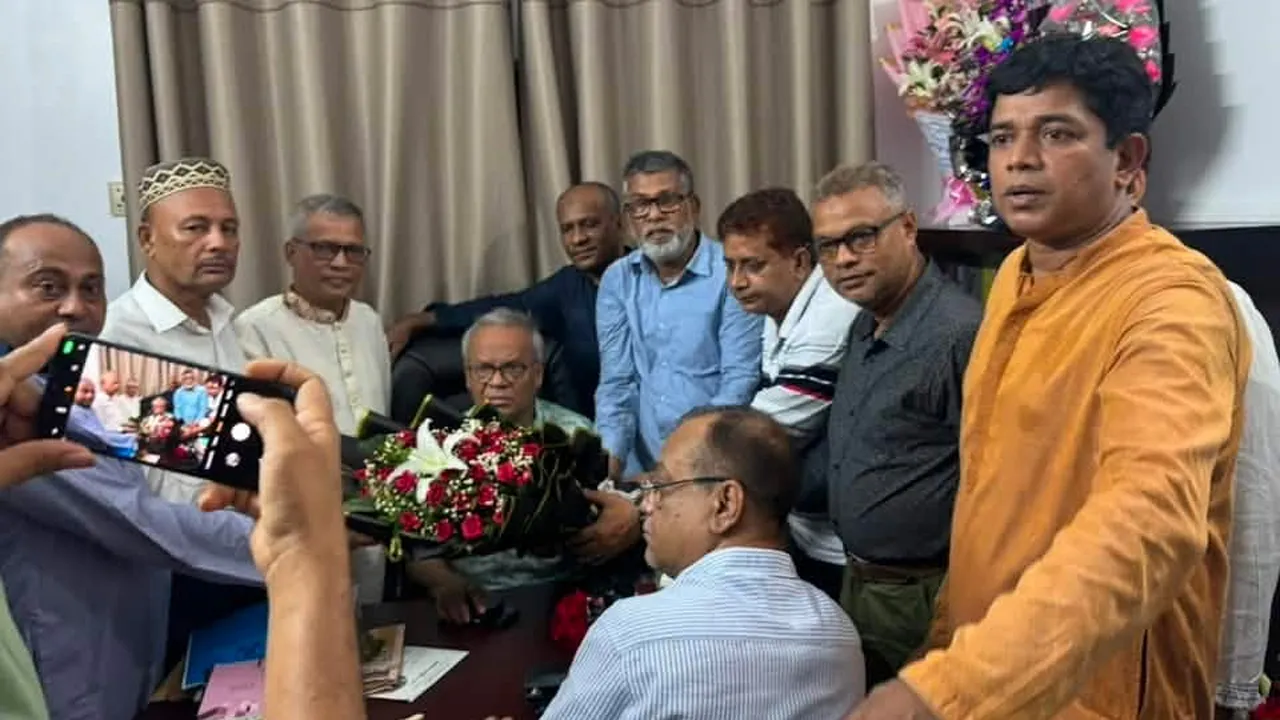 বিএনপির ভারপ্রাপ্ত মহাসচিব রিজভীকে মৎস্যজীবী দলের ফুলেল শুভেচ্ছা
