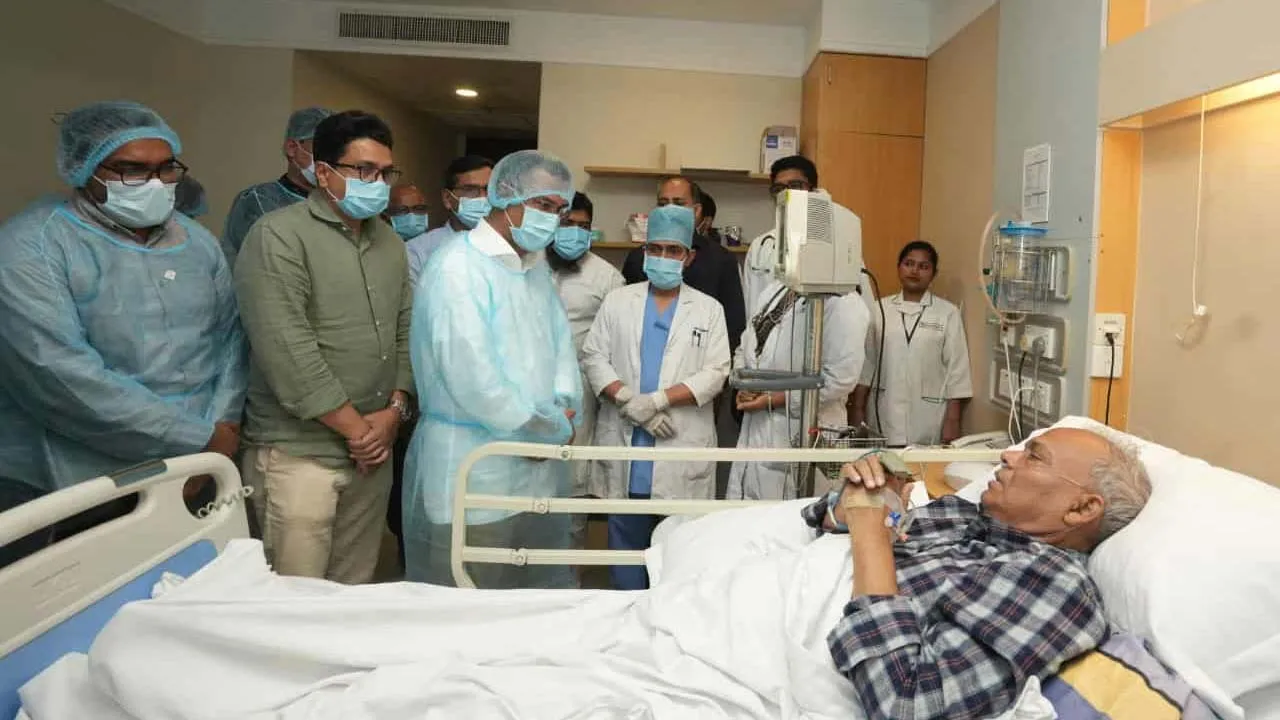 রিজভীকে দেখতে হাসপাতালে তারেক রহমান
