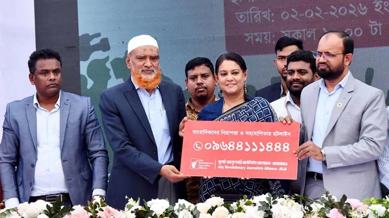 পেশাদারিত্বের বিষয়ে সাংবাদিকদের আপসহীন হতে হবে : তথ্য উপদেষ্টা