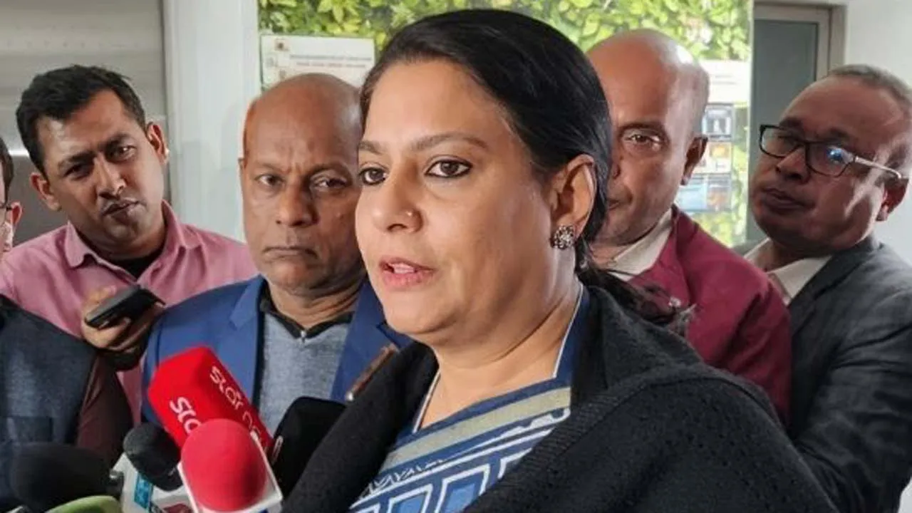 মার্কিন অভিবাসী ভিসা ইস্যুতে কৌশল ঠিক করবে সরকার : তথ্য উপদেষ্টা