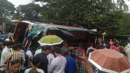 দাগনভূঞায় বাস উল্টে নিহত ৩, আহত ১০