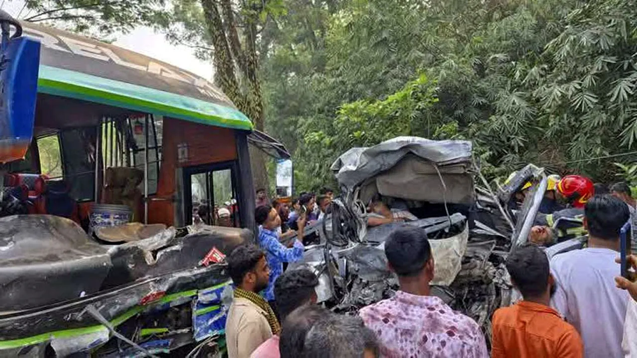 লোহাগাড়ায় বাস-মাইক্রোবাস সংঘর্ষে নিহতের সংখ্যা বেড়ে ১০