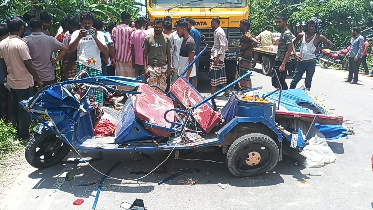 Road-accident-in-Bhurungamari