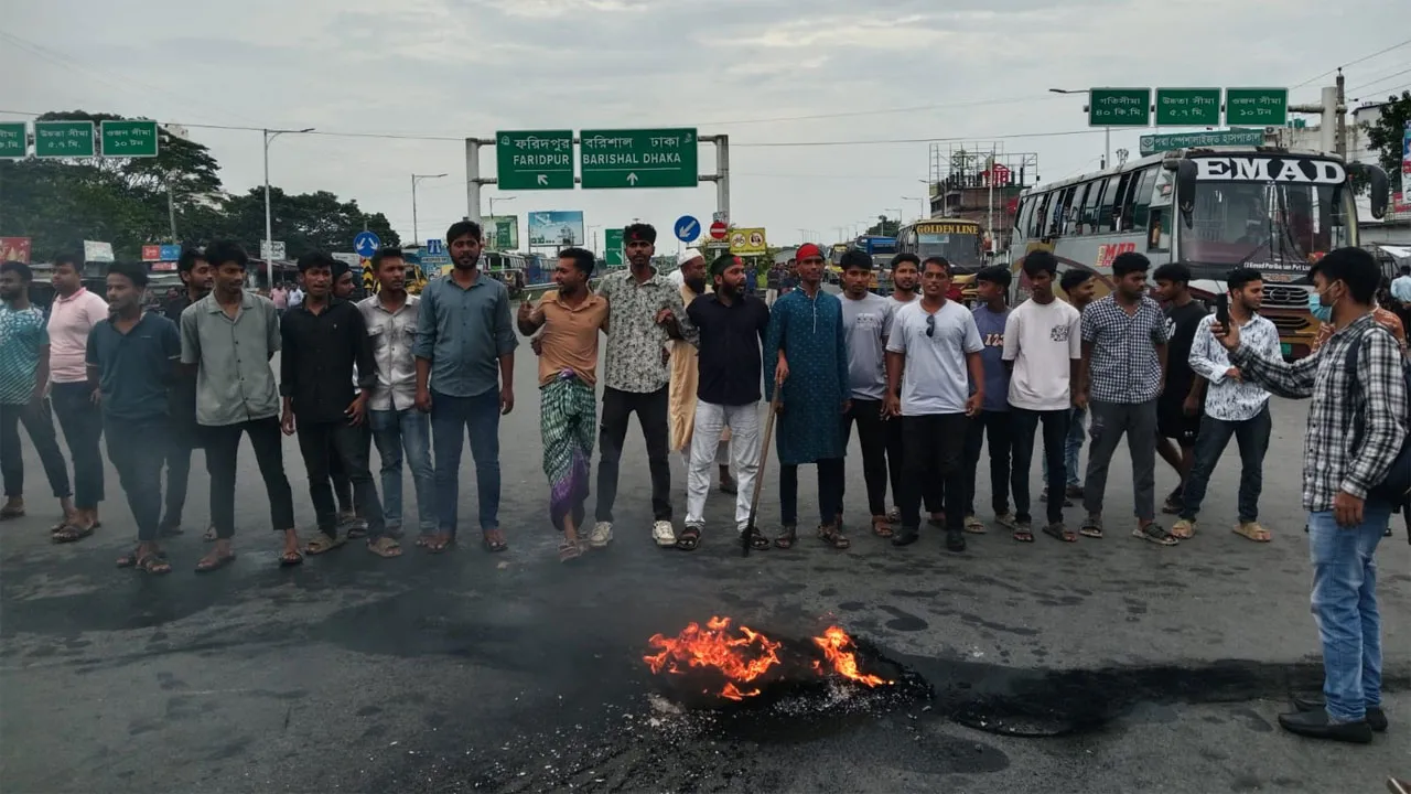 গোপালগঞ্জে এনসিপির ওপর হামলার প্রতিবাদে ভাঙ্গায় টায়ার জ্বালিয়ে সড়ক অবরোধ