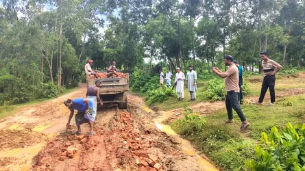 মিরসরাইয়ে জামায়াতের উদ্যোগে রাস্তা সংস্কার