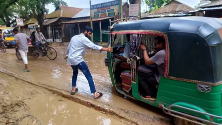 টাঙ্গাইলে আড়াইপাড়া সড়ক যেন মৃত্যু ফাঁদ